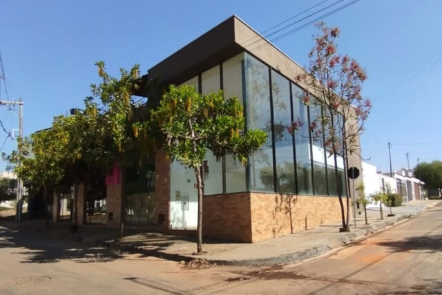 Prédio com salas comerciais no Bairro Sion