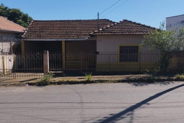 Casa no Bairro Lava- Pés – Bambuí – MG